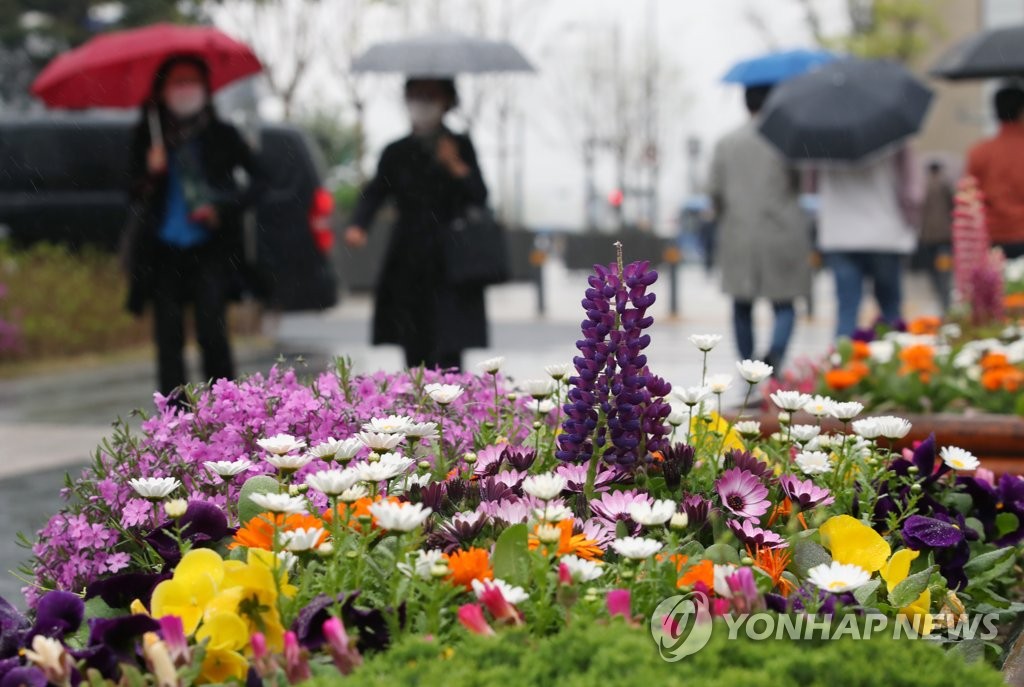 전국 곳곳 비 소식…낮 기온 20도 안팎