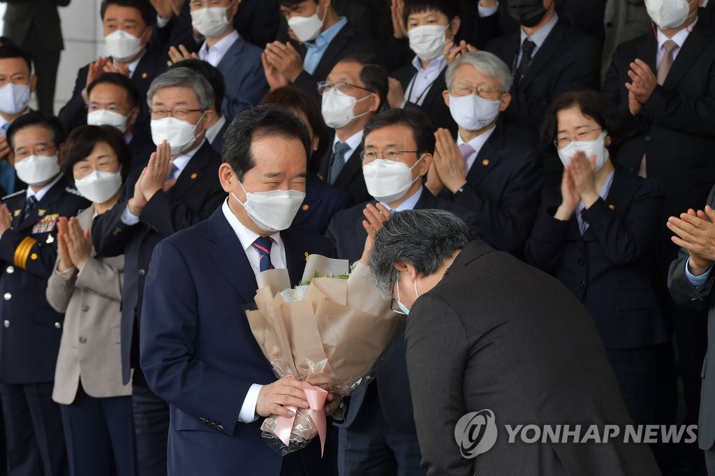 野, '이임식' 정세균에 "대권 발걸음에 헌법도 걸림돌인가"