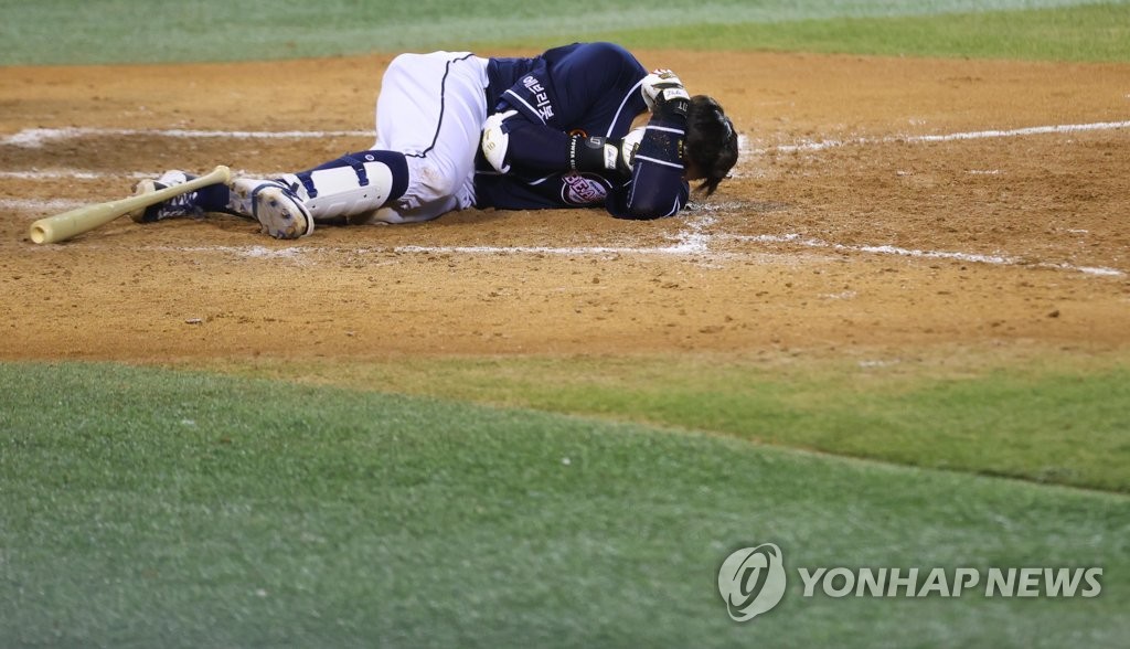 두산 박세혁, 투수 공 맞아 정밀 검사…LG 선수단, 쾌차 기원(종합)