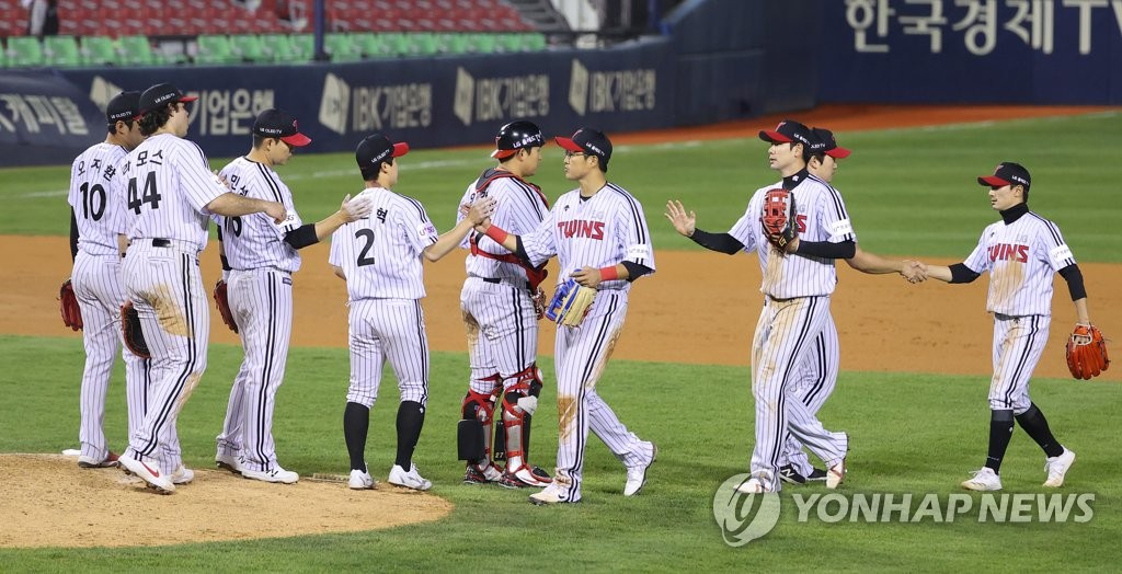 켈리 무실점 역투 앞세워 선두 LG, 두산에 1-0 승리(종합)