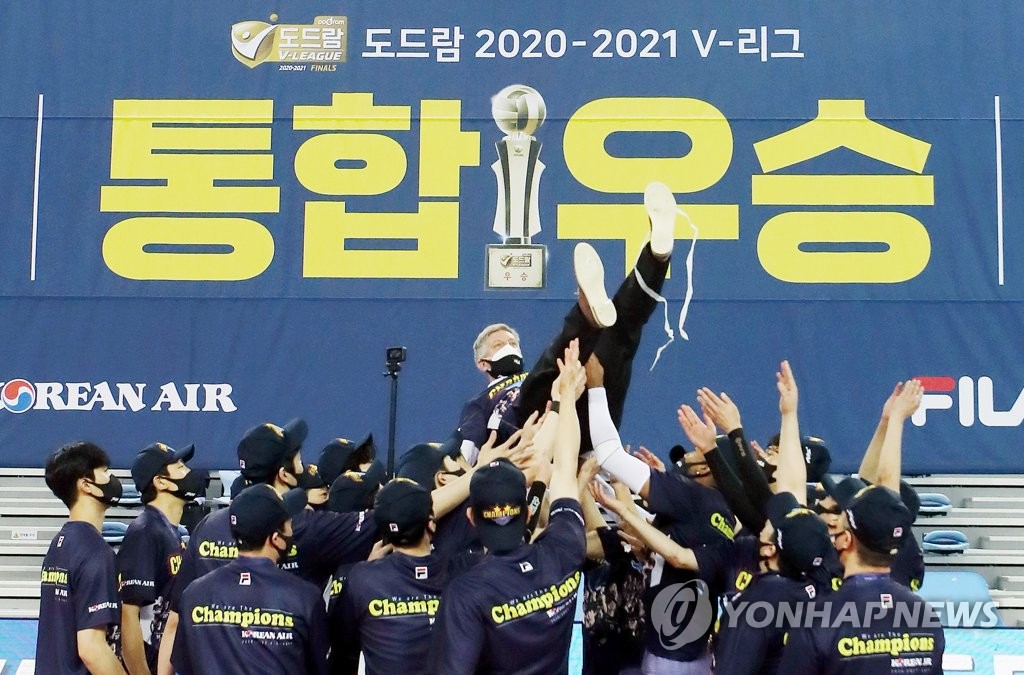 산틸리 대한항공 감독 "3세트가 승부처…쥐어 짜내서 이겨"