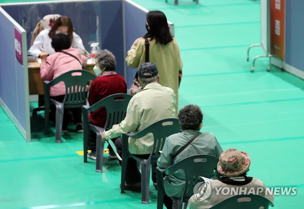 "내 차례 언제 오나" 화이자 백신 수급 불안에 애닳는 노인들