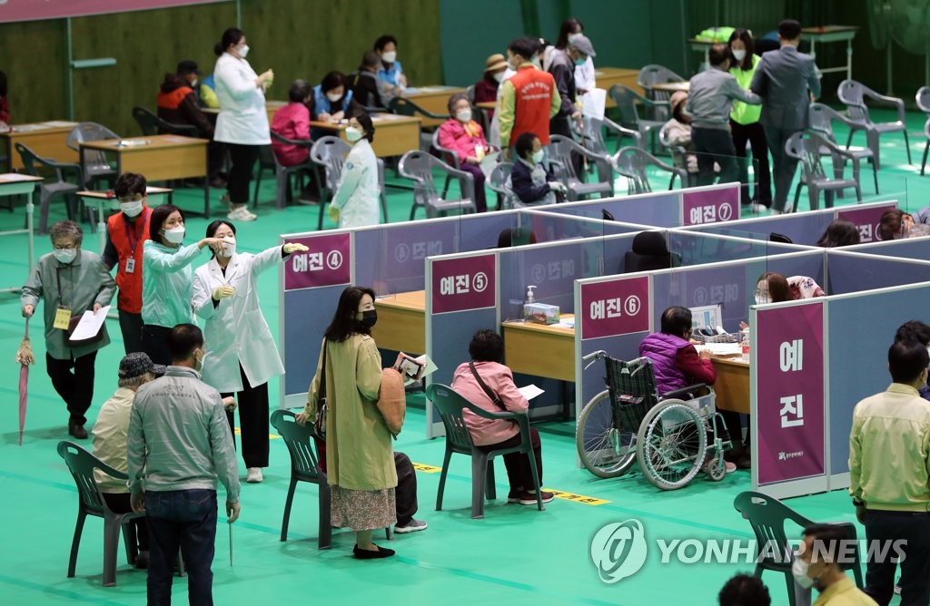 국외 출국자 약 1천200명 접종 완료…대부분 AZ백신 맞아