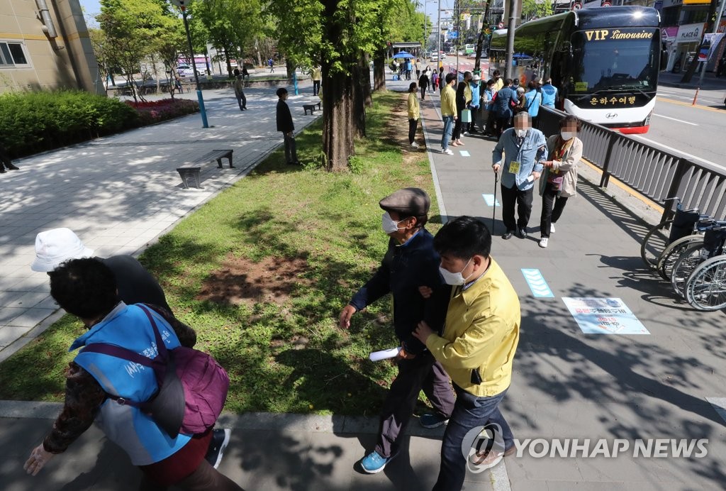 "내 차례 언제 오나" 화이자 백신 수급 불안에 애닳는 노인들