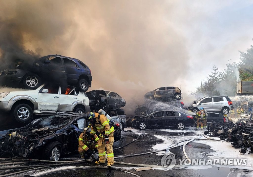 김해 폐차장 불…1명 탈진·건물 3개동·폐차 270여대 전소(종합)