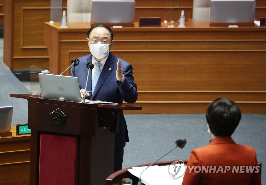 홍남기 "왜 안되는지 살펴봤나" vs 김은혜 "자리를 바꿔보죠"