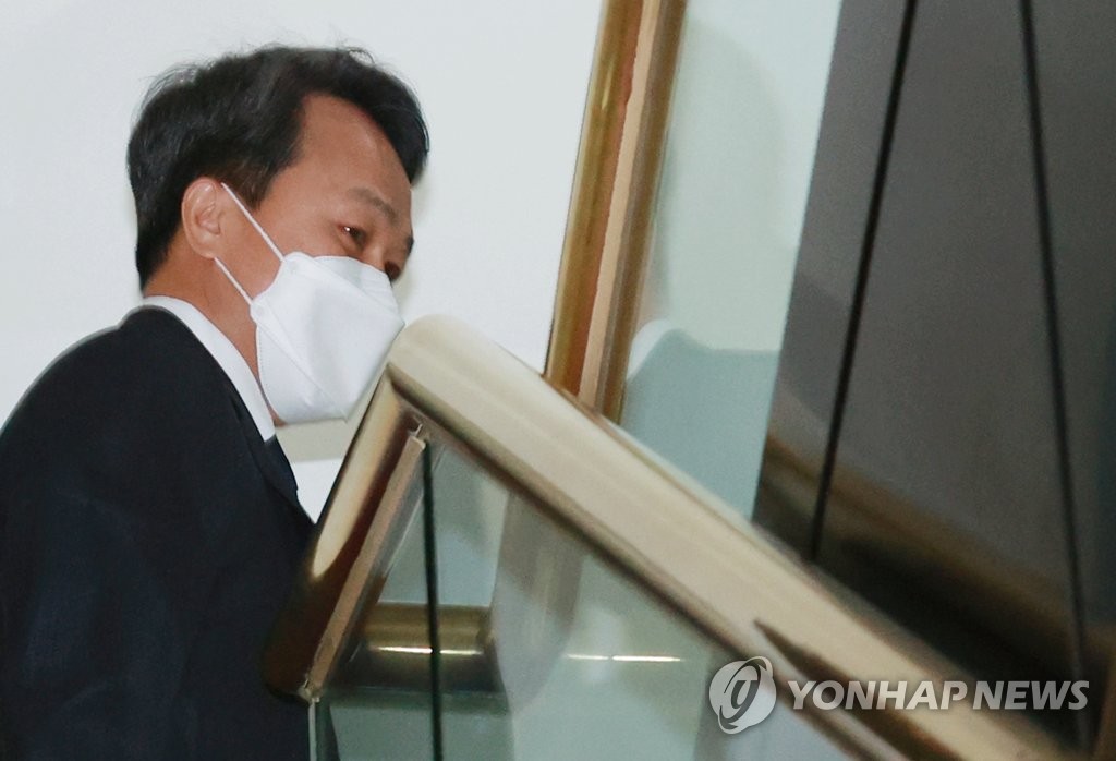 라임사태 제재심, 신한은행장 '주의적 경고' 징계…한단계 감경