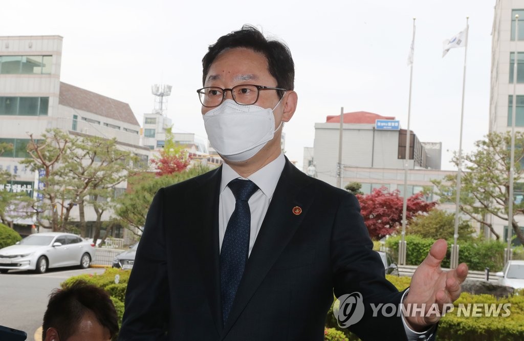 박범계 장관 "검사, 공익 대변자로서 권한·기능 수행해야"