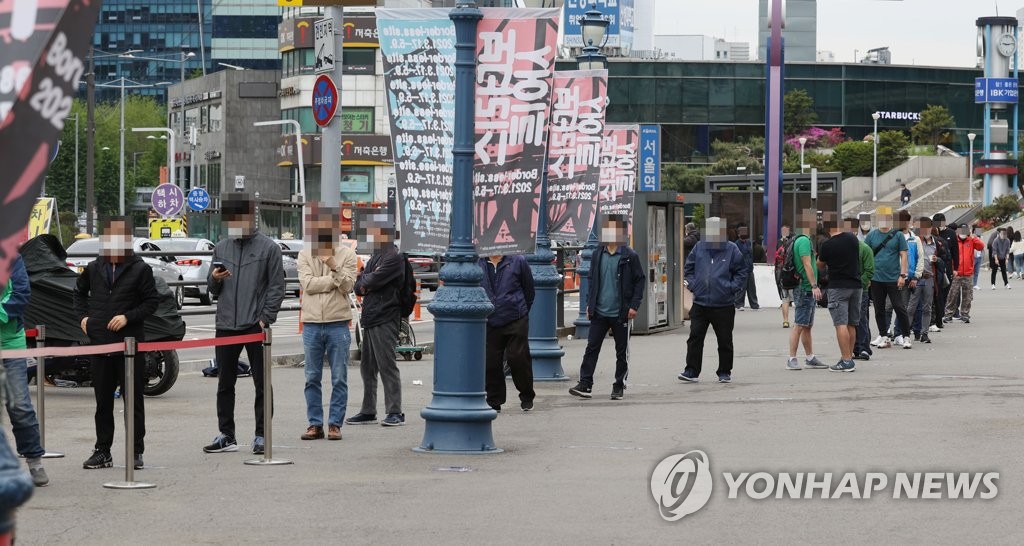 일상 위협하는 코로나19…사우나-어린이집-가족 등서 새 감염