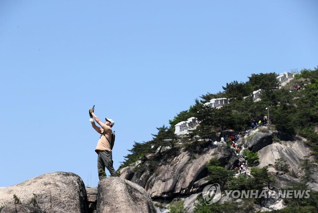 [날씨] 청명한 하늘…전국 맑고 매우 건조