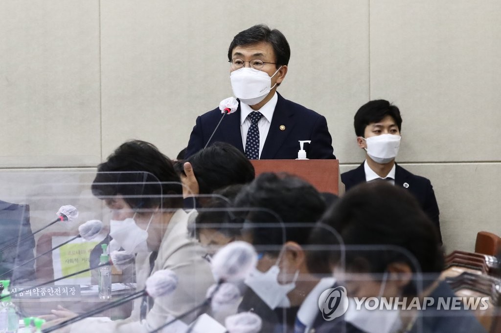 복지장관 "국산 백신 3상 지원 강화…선구매도 검토"