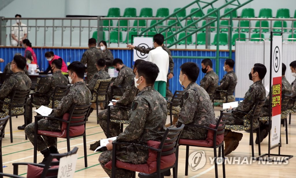 [고침] 정치(군, 30세 이상 장병 백신 접종 시작…경증 발…)