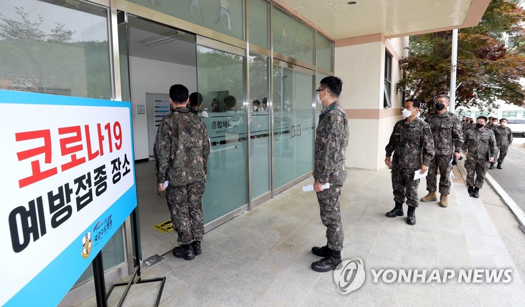 30세 이상 장병 백신접종 이틀째…"경미한 이상반응 10건"(종합)