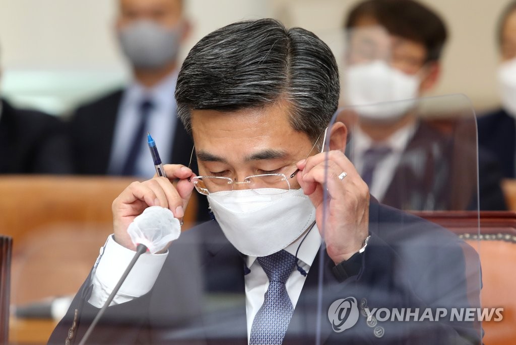 '급식폭로' 열흘만에 고개숙인 국방장관·육군총장…"책임통감"(종합2보)