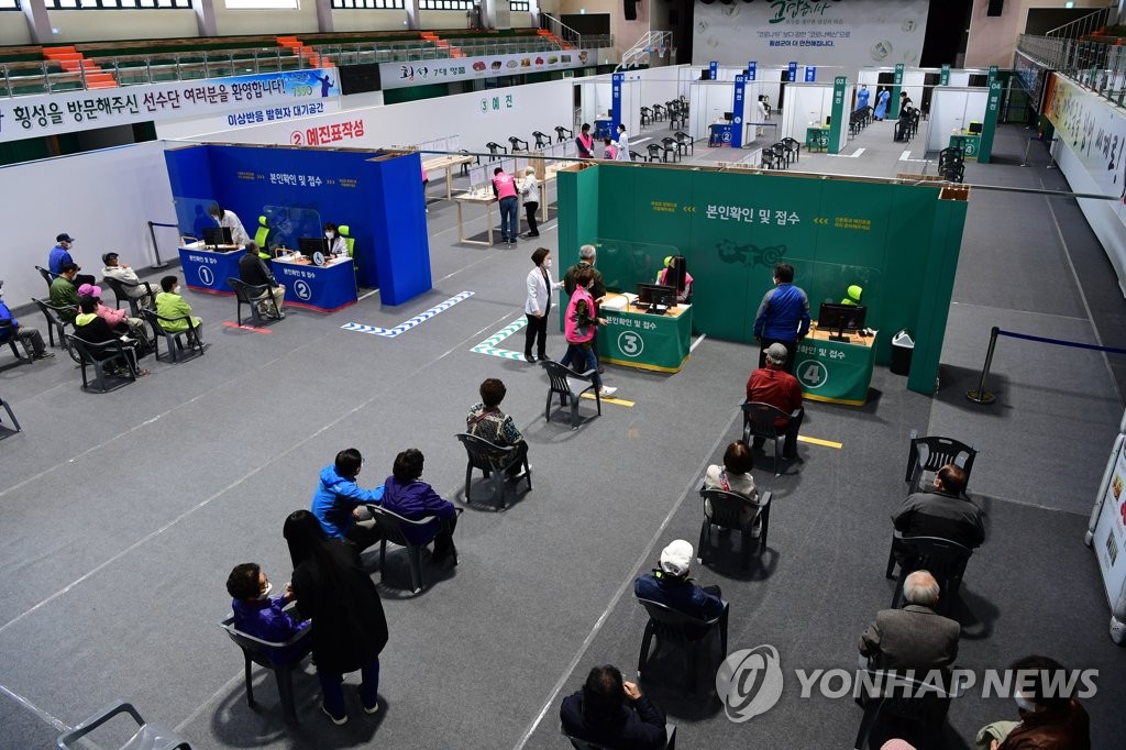 75세 이상 접종자 '사후관리 구멍'…공무원 1인당 수백명 담당