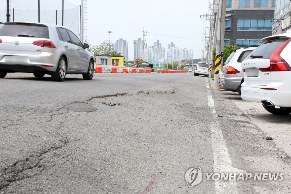 포항 땅속이 불안하다…공동 발생·지반 침하로 건물 기우뚱