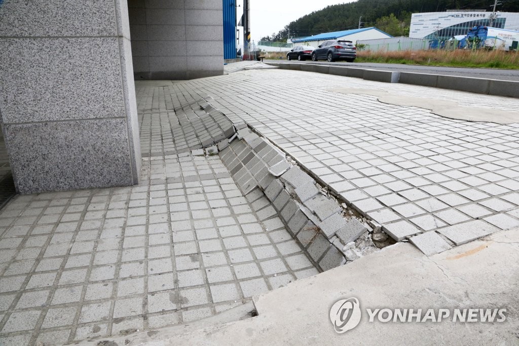 포항 땅속이 불안하다…공동 발생·지반 침하로 건물 기우뚱