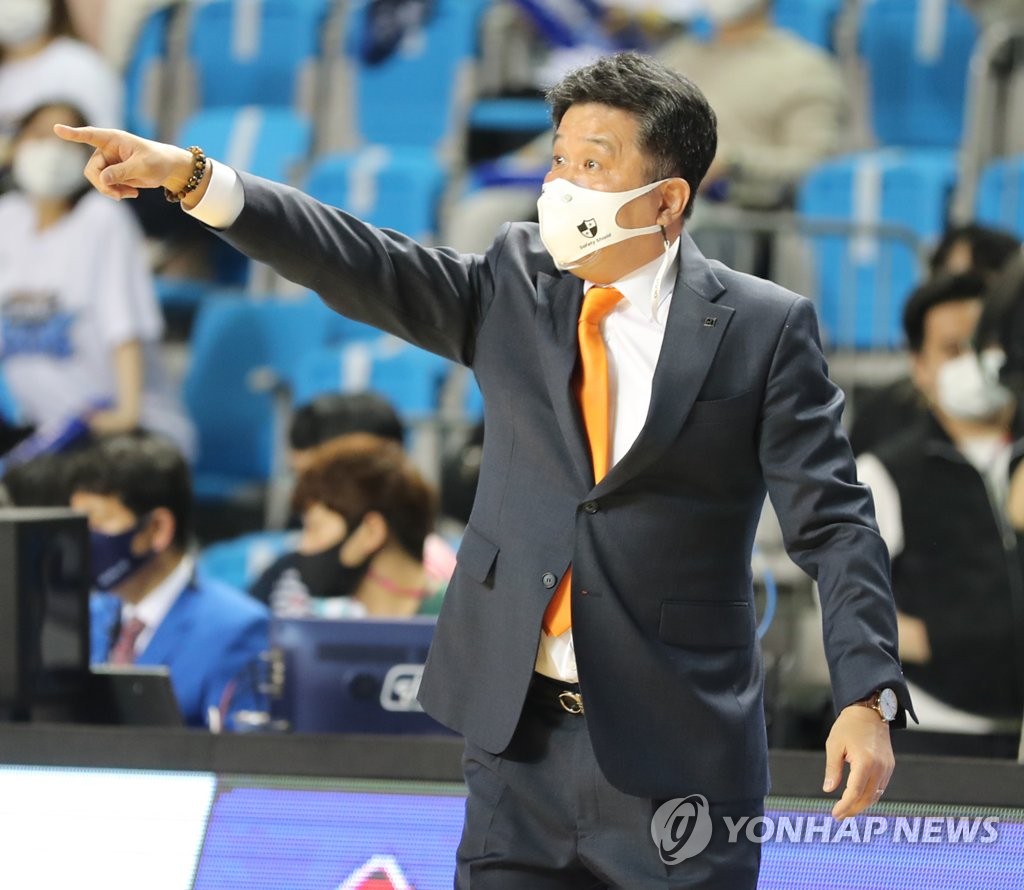 울컥한 유도훈 감독 "전자랜드 오래 있으면서 우승 못 해 죄송"