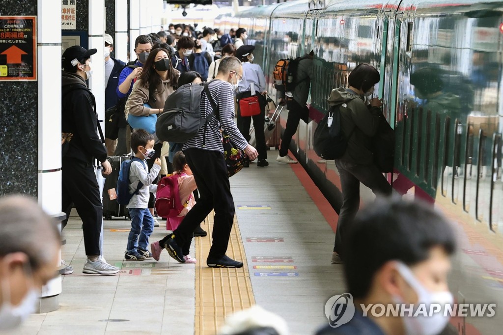 일본 황금연휴 첫날 인파 최대 3.3배↑…'집콕' 피로감