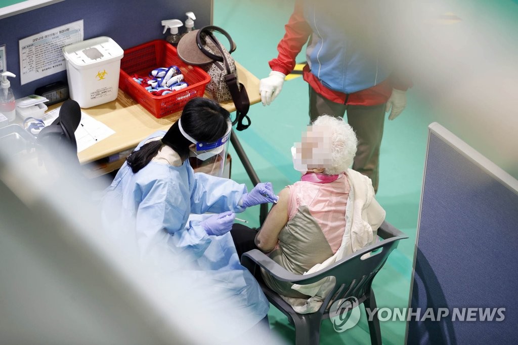 예상치 못한 화이자 1차접종 차질…'4월 300만명 목표'에 무리했나