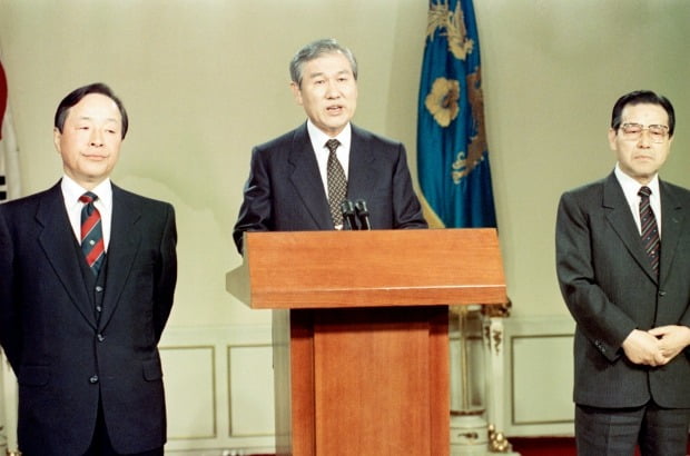 1990년 1월 노태우 전 대통령(가운데)과 김영삼 당시 민주당 총재와 함께 3담 합당을 발표하는 모습/사진=연합뉴스