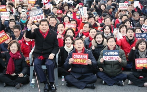 지난해 1월 당시 황교안 자유한국당(현 국민의힘) 대표와 심재철 원내대표가 서울 종로구 세종문화회관 앞에서 열린 '희망 대한민국 만들기 국민대회'에서 구호를 외치고 있다. /사진=연합뉴스