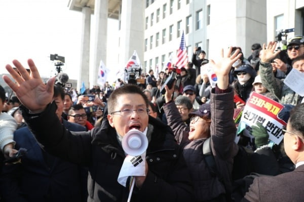 2019년 12월 당시 황교안 자유한국당(현 국민의힘) 대표가 서울 여의도 국회에서 열린 '공수처법 선거법 날치기 저지 규탄대회' 참가자들과 함께 시위를 벌이고 있다. /사진=연합뉴스