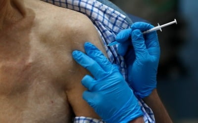 英, 조만간 40대 초반도 백신 맞는다…8월까지 모든 성인 1차 접종 목표