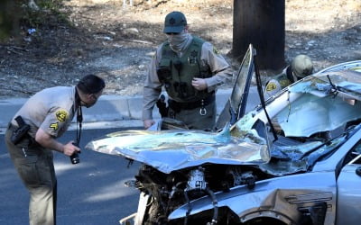 '전복 사고' 우즈, 사생활 문제 약물이었나…가방서 약병 발견