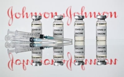 [속보] 美 CDC·FDA "J&J 코로나19 백신 접종 중단 권고"