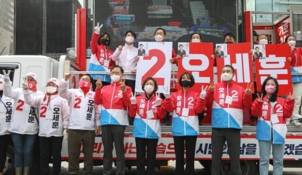 안철수 국민의당 대표와 국민의힘 주호영 원내대표 및 의원들이 지난달 29일 서울 여의도역 앞에서 열린 증권가 순회 인사 및 합동유세에서 국민의힘 오세훈 서울시장 후보에 대한 지지를 호소하고 있다. /사진=연합뉴스