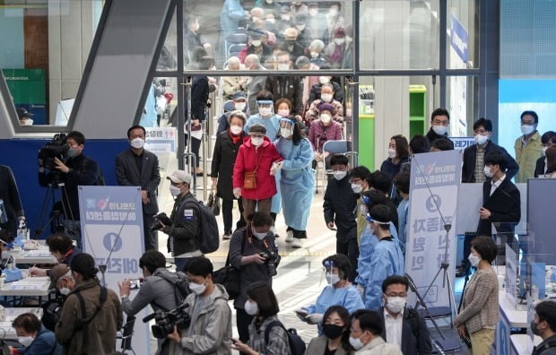 만 75세 이상 고령자들에 대한 코로나19 백신 접종이 시작된 지난 1일 서울 송파구 체육문화회관에 마련된 예방접종센터가 붐비는 모습. /사진=연합뉴스