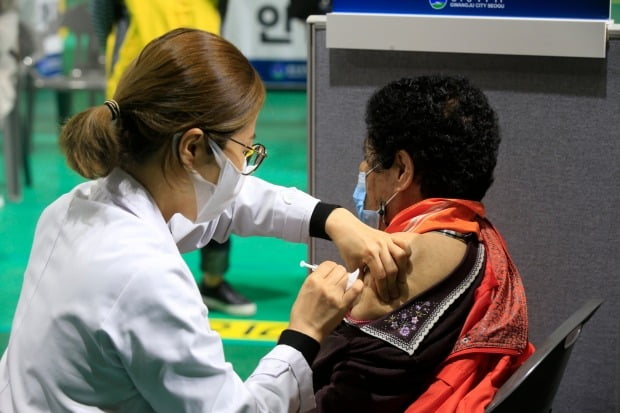 만 75세 이상 신종 코로나바이러스 감염증(코로나19) 백신 접종이 시작된 지난 1일 오전 광주 서구 염주체육관에 마련된 코로나19 지역예방접종센터에서 시민이 화이자 백신을 맞고 있다. /사진=연합뉴스