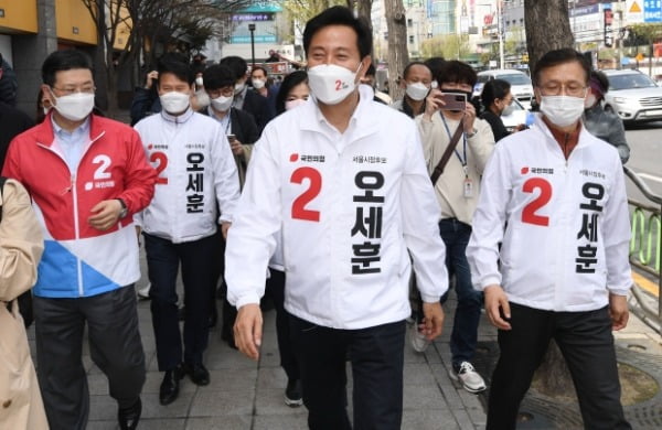 오세훈 국민의힘 서울시장 후보가 1일 서울 성북구 길음동 현대백화점 앞에서 선거유세를 위해 이동하고 있다. /사진=연합뉴스