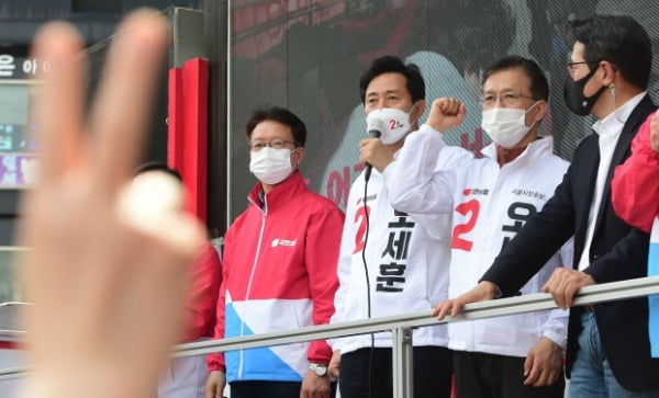 오세훈 국민의힘 서울시장 후보가 1일 서울 성북구 길음동 현대백화점 앞에서 지지를 호소하고 있다. /사진=연합뉴스