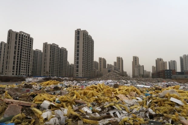 중국 허베이성의 한 신축 아파트단지 앞에 공사 잔해물이 펼쳐져 있다. 사진=REUTERS