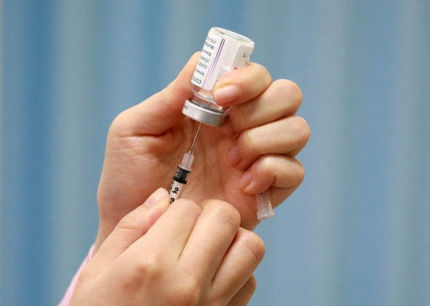 2일 오전 서울 마포구 보건소에서 한 의료진이 코로나19 백신 접종을 앞두고 백신을 주사기에 담고 있다. 사진=연합뉴스