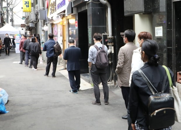 4·7 재·보궐선거 사전투표 첫날인 2일 투표 마감 시간을 30분 정도 앞두고 소공동 사전투표소에 시민들이 줄지어 있다. /사진=연합뉴스