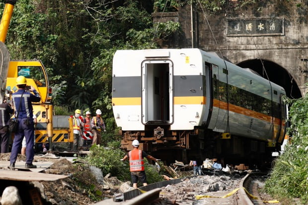 대만 최악의 열차 사고가 발생한 동부 연안 화롄에서 3일(현지시간) 구조대가 기중기를 이용해 탈선 열차를 터널에서 끌어내고 있다.(사진=EPA=연합뉴스)