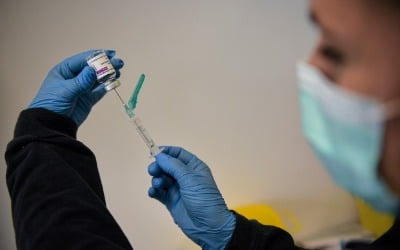 유럽의약품청 "AZ 백신과 특이 혈전증 연관성 있다"