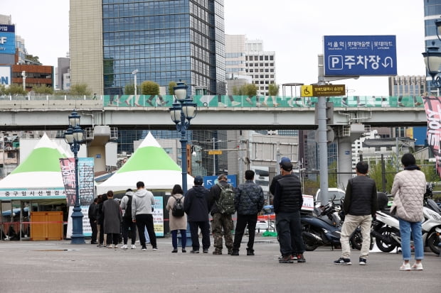 국내 신종 코로나바이러스 감염증(코로나19) 확산세가 지속하면서 신규 확진자 수가 500명대 중반을 나타낸 4일 서울역에 설치된 임시선별검사소에서 시민들이 검사를 받기 위해 줄을 서 있다./ 사진=연합뉴스