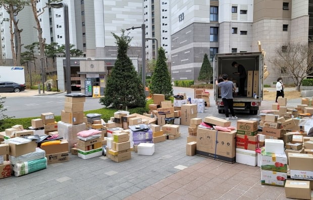 지난 2일 오후 서울 강동구의 한 아파트 단지 후문 인근에 택배 상자들이 쌓여 있다. 이 아파트에서는 이번 달 1일부터 택배 차량의 지상 출입이 금지됐다. 사진=연합뉴스
