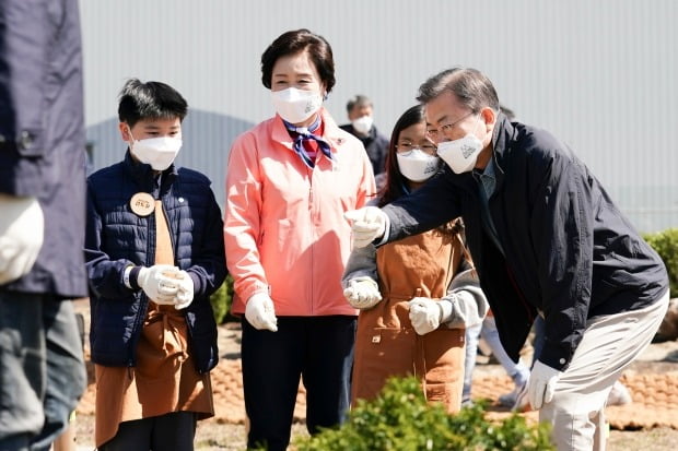 문재인 대통령과 김정숙 여사가 5일 마포구 서울복합화력발전소에서 열린 제76회 식목일 기념행사에서 상지초등학교 어린이들과 나무를 심고 있다./사진=연합뉴스