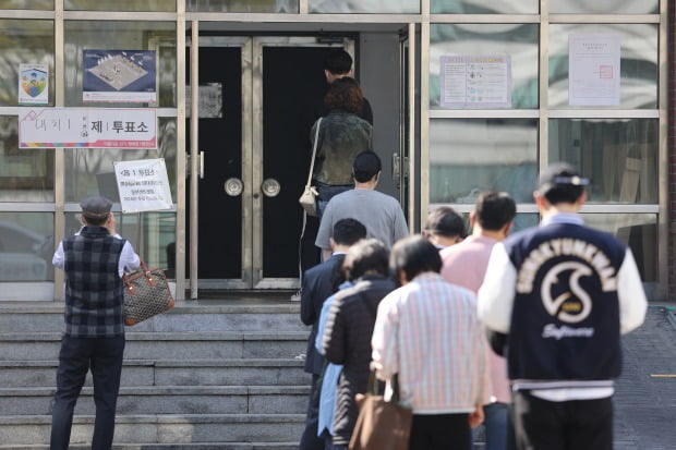 서울 강남구 단대부고에 마련된 투표소에서 시민들이 투표하기 위해 줄을 서 있다.(사진=연합뉴스)