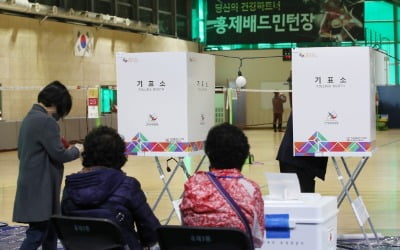 [속보] 4·7 재보궐 오후 1시 투표율 38.3%…서울 40.6%·부산 35.2%