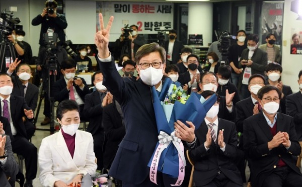 박형준 국민의힘 부산시장 후보가 7일 오후 부산진구 선거사무소에서 당선이 확실시되자 꽃다발을 들고 브이를 그리고 있다. /사진=연합뉴스