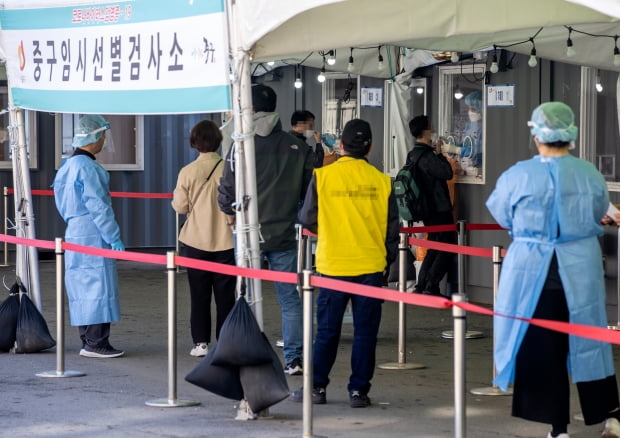 국내 신종 코로나바이러스 감염증(코로나19) 신규 확진자 수가 다시 700명 선까지 급증한 8일 오전 서울역 코로나19 임시선별검사소에 시민들이 검사를 받고 있다. 사진=연합뉴스