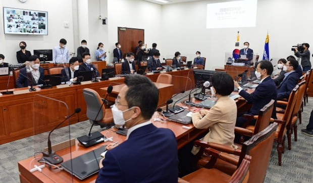 더불어민주당 김태년 당대표 직무대행이 8일 국회에서 열린 화상 의원총회에서 발언하고 있다. 사진=연합뉴스