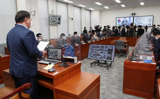 더불어민주당 김태년 당대표 직무대행이 8일 국회에서 열린 화상 의원총회에서 발언하고 있다. 사진=연합뉴스