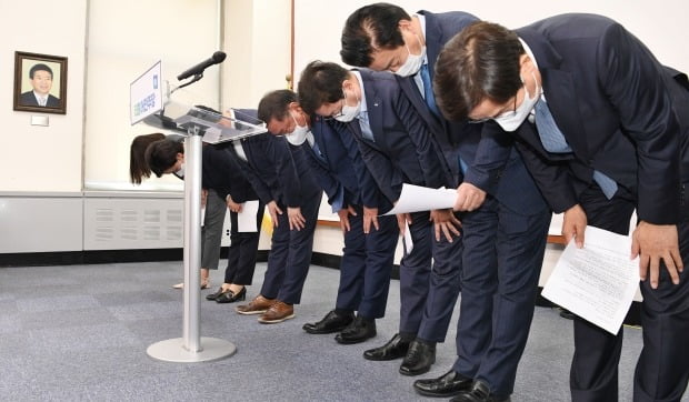 더불어민주당 김태년 대표 직무대행과 최고위원들이 8일 국회에서 4ㆍ7 재보궐선거 참패에 대한 책임을 지고 총사퇴하며 허리 숙여 사과하고 있다.(사진=연합뉴스)